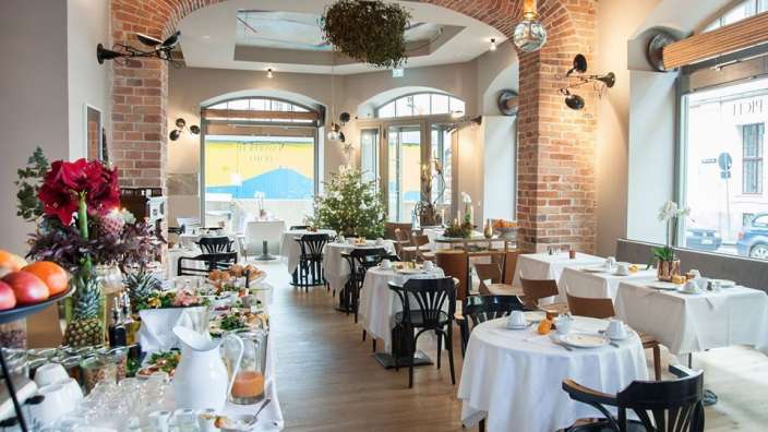 Ein Restaurant mit vielen Tischen und Stühlen