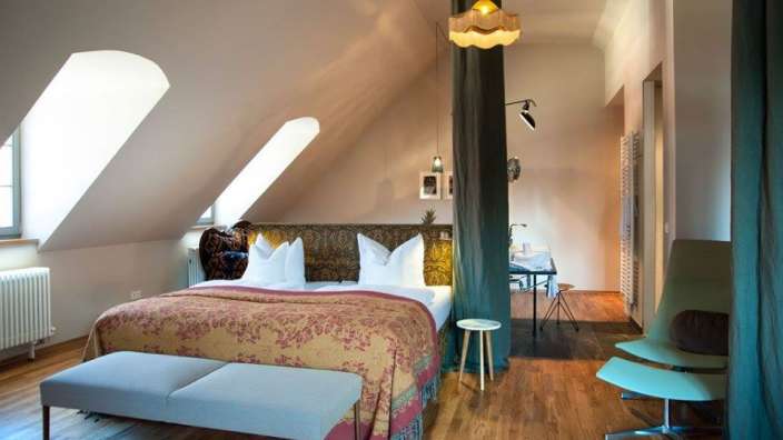 Ein Schlafzimmer mit einem Bett und einem Stuhl