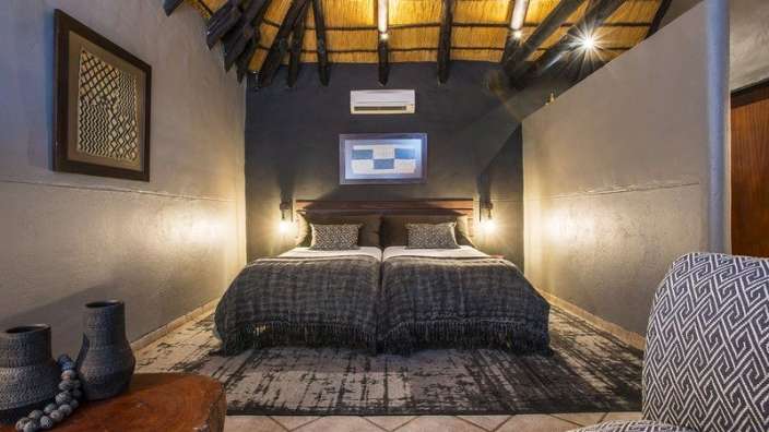 Ein Schlafzimmer mit zwei Betten und einem Tisch