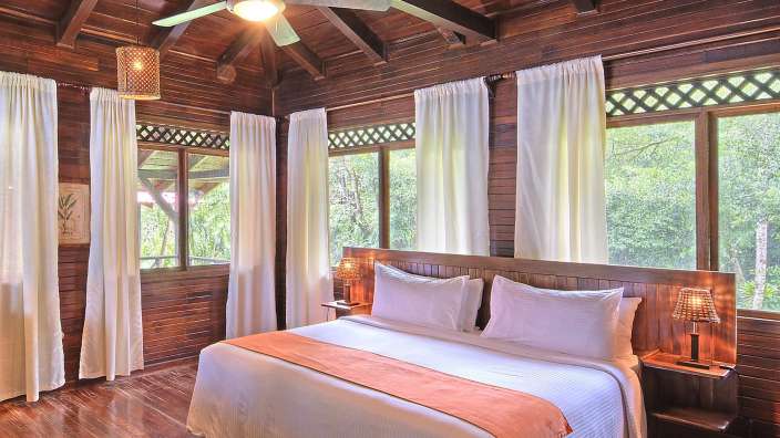 Ein Schlafzimmer mit einem Bett und einem Deckenventilator