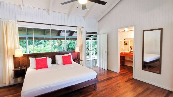 Ein Schlafzimmer mit einem Bett und einem Deckenventilator