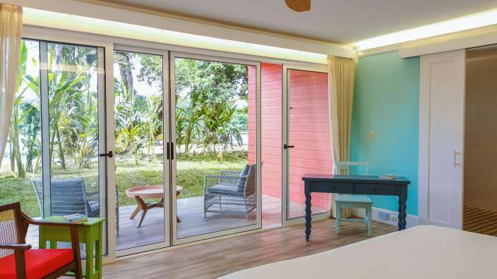 Ein Schlafzimmer mit einem Bett und einem Schreibtisch