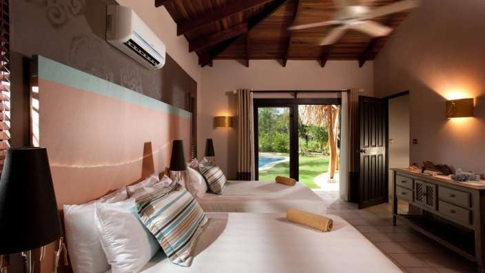 Ein Schlafzimmer mit zwei Betten und einem Deckenventilator