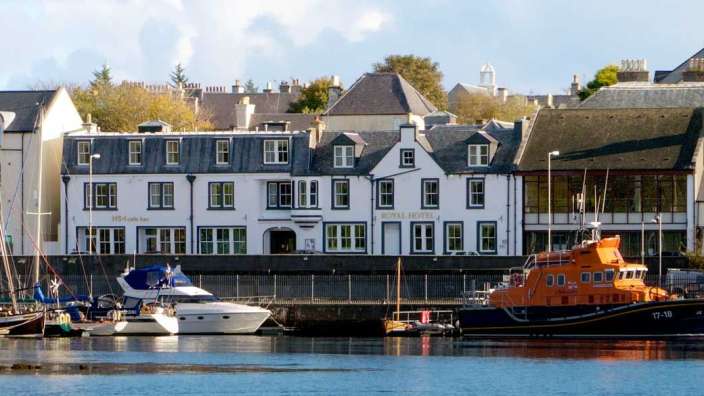 Ein großes weißes Gebäude mit der Aufschrift royal hotel darauf