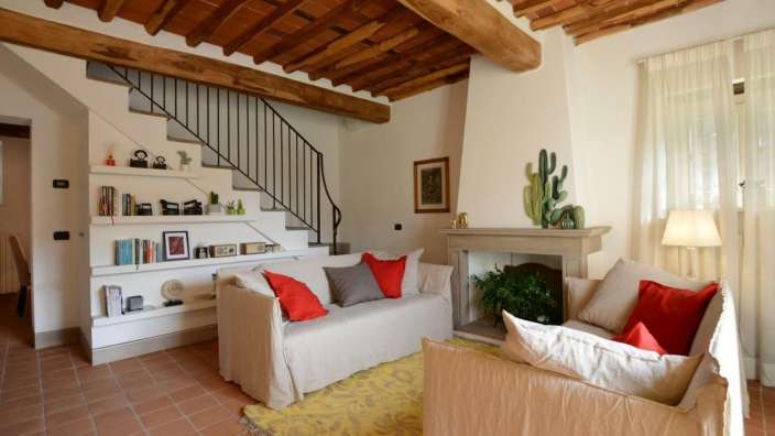 Ein Wohnzimmer mit einer Treppe und einem Kamin