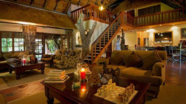 Ein Wohnzimmer mit einem Schachspiel auf einem Tisch