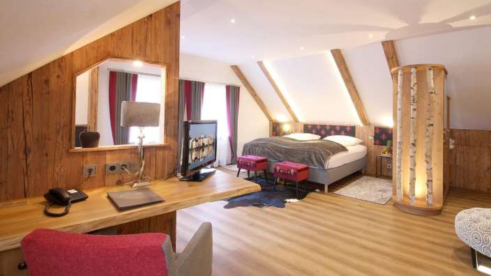 Ein Schlafzimmer mit einem Bett, einem Schreibtisch und einem Fernseher