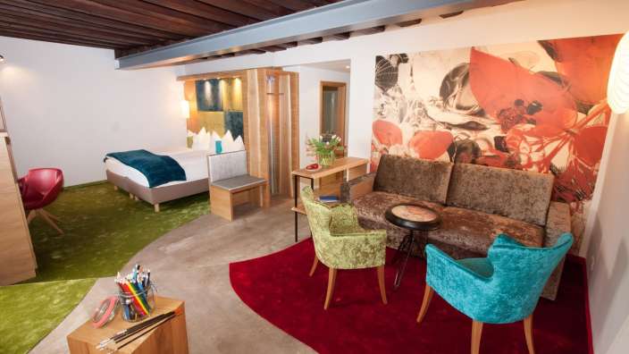 Ein Zimmer mit einem Bett und einem Couchtisch