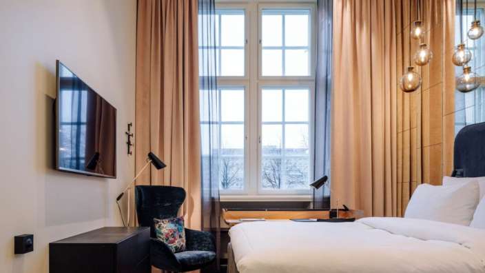 Ein Schlafzimmer mit einem Bett, einem Stuhl und einem Fernseher