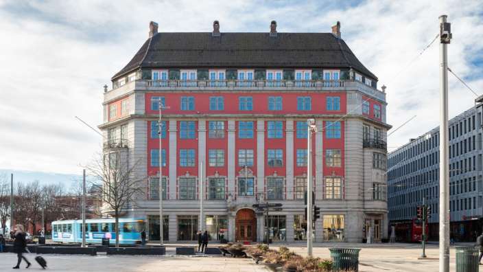Ein rot-weiß gestreiftes Gebäude mit blauen Fenstern