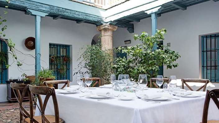 Ein Tisch mit weißem Tischtuch und Weingläsern