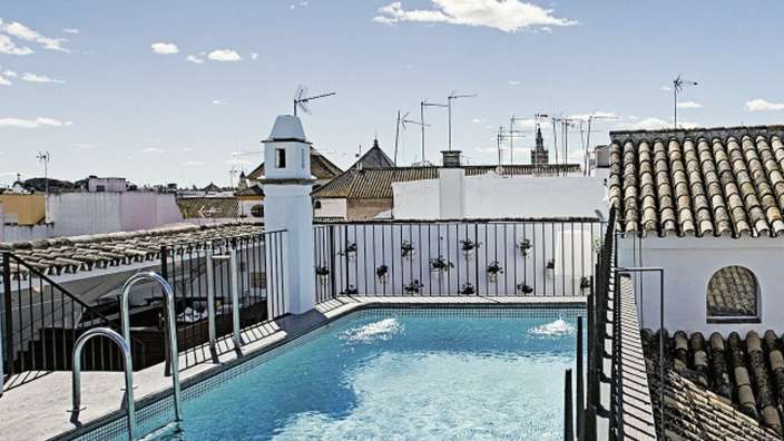 Ein großer Swimmingpool auf dem Dach eines Gebäudes