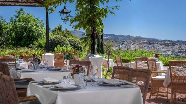 Tische und Stühle in einem Restaurant mit Blick auf die Berge