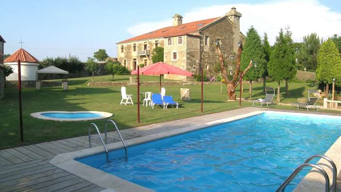 Ein großer Swimmingpool mit einem Haus im Hintergrund
