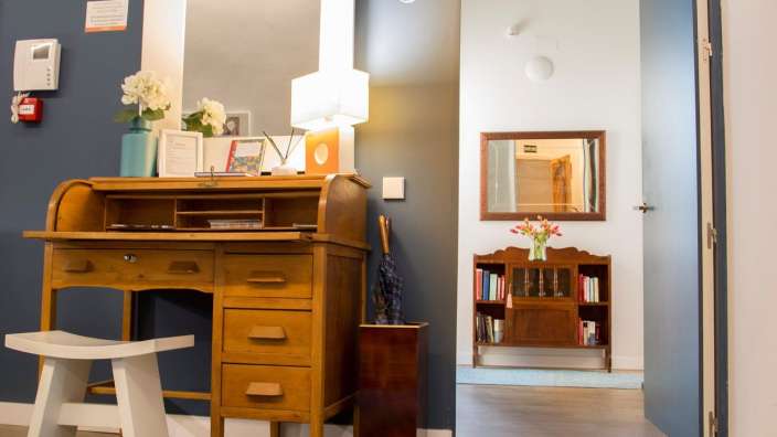 Ein Raum mit einem Schreibtisch und einem Spiegel