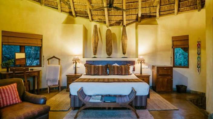 Ein Schlafzimmer mit einem Bett und einem Stuhl