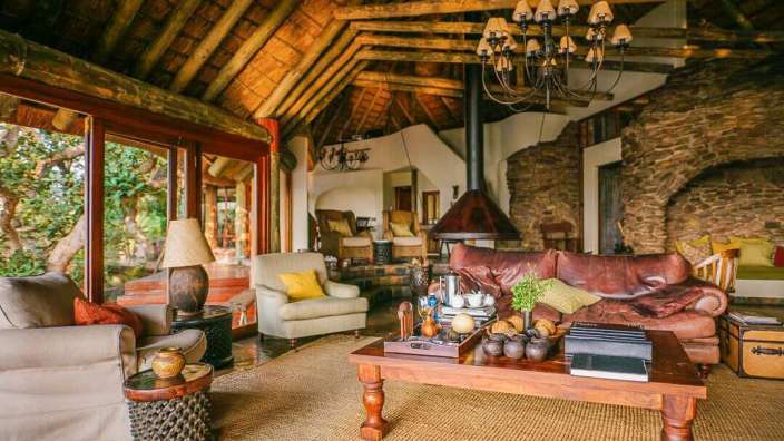 Ein Wohnzimmer mit vielen Möbeln und einem Kamin