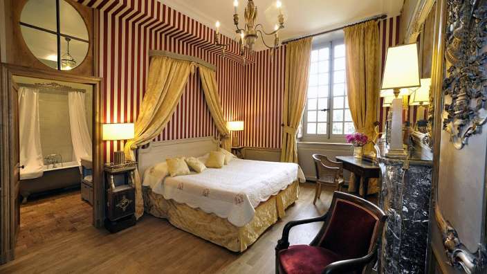 Ein Schlafzimmer mit einem Bett und einem Stuhl