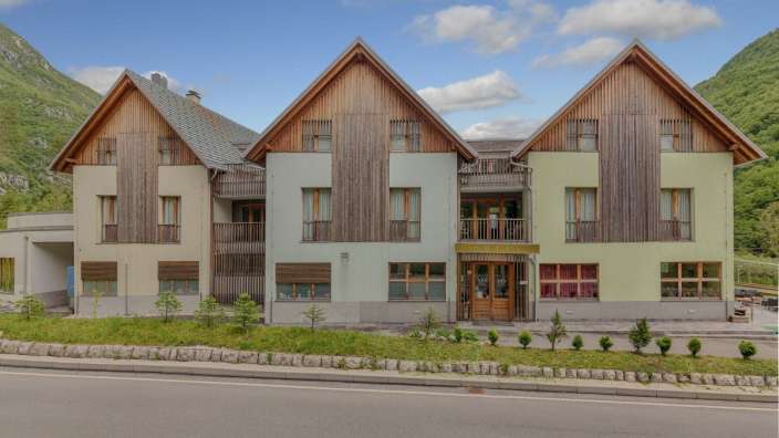 Eine Reihe von Häusern mit einem Schild an der Vorderseite