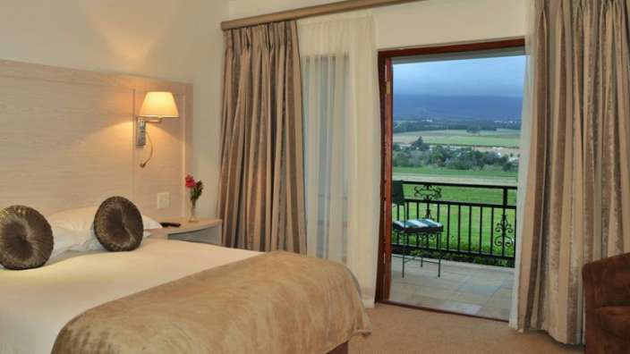 Ein Hotelzimmer mit einem Bett und einem Balkon