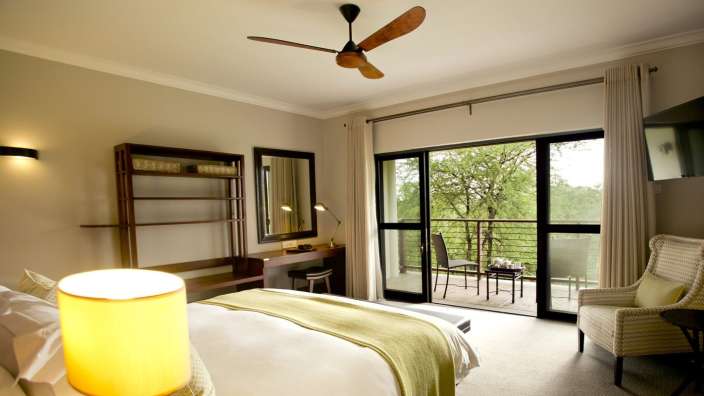Ein Schlafzimmer mit einem Bett und einem Deckenventilator
