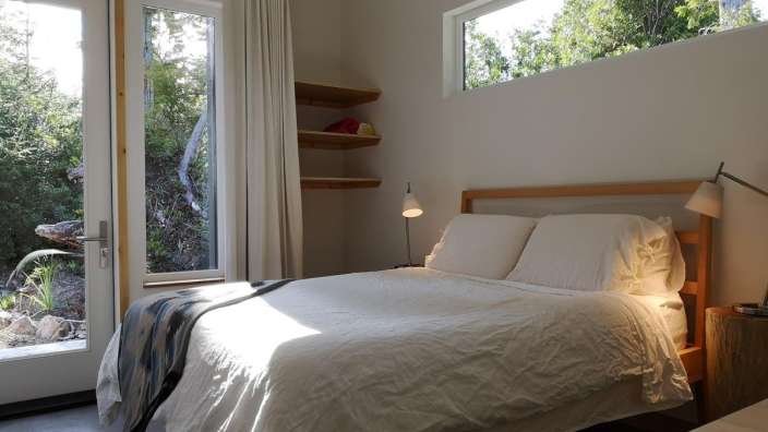 Ein Schlafzimmer mit einem Bett und einem Fenster