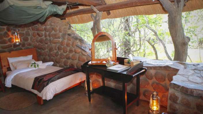 Ein Zimmer mit einem Bett und einem Spiegel