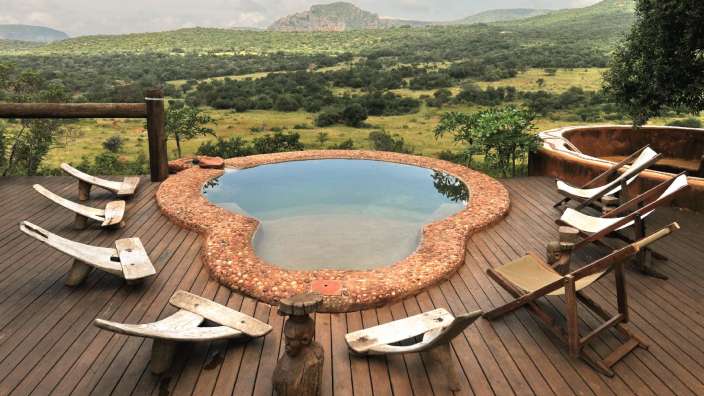 Ein Pool auf einem Holzdeck mit Blick auf die Berge