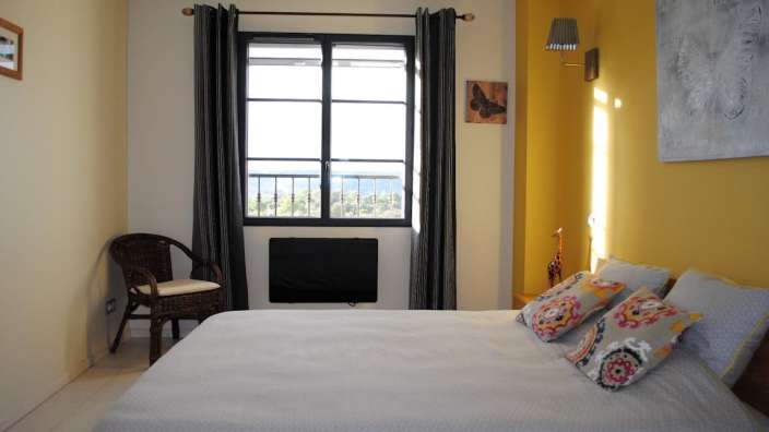 Ein Schlafzimmer mit einem Bett und einem Stuhl