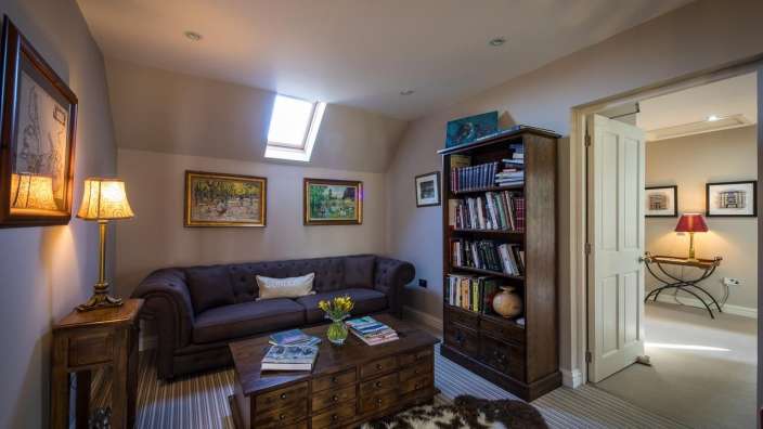 Ein Wohnzimmer mit einem Couchtisch und einem Bücherregal