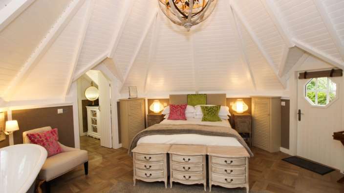 Ein Schlafzimmer mit einem Bett und einer Badewanne