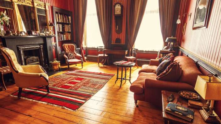 Ein Wohnzimmer mit einem Couchtisch und einem Kamin