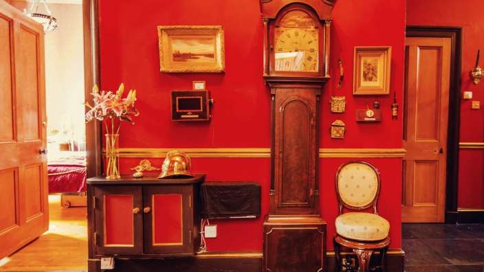 Eine rote Wand mit einer großen Uhr darauf