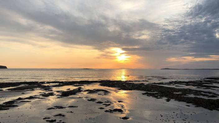 Die Sonne geht über dem Ozean unter