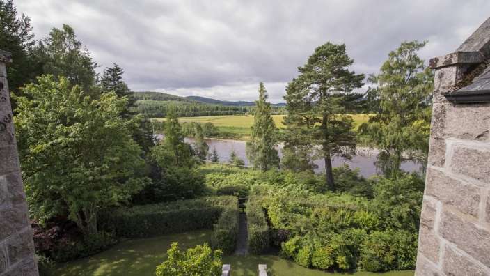 Ein Blick auf einen Fluss von einem Balkon aus