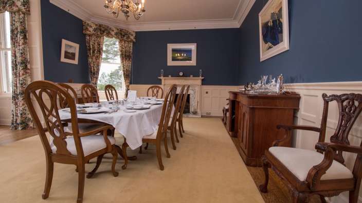 Ein Esszimmer mit einem Tisch und Stühlen und einem Kamin