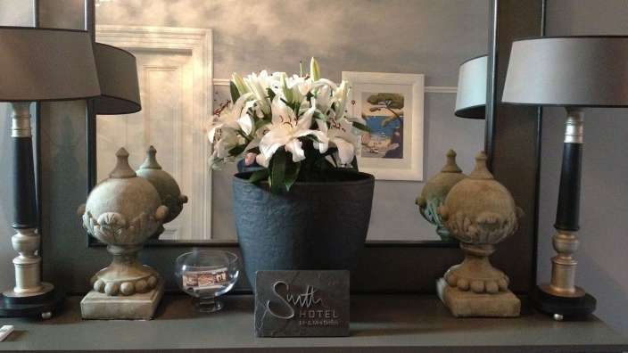 Ein Tisch mit zwei Lampen und einem Schild mit der Aufschrift south hotel in london