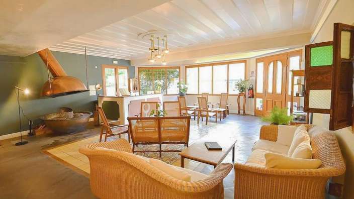 Ein Wohnzimmer mit vielen Möbeln und einem Kamin