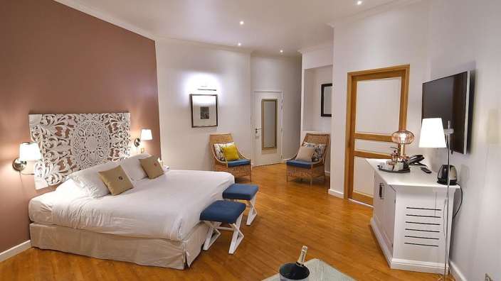 Ein Hotelzimmer mit einem Bett und einem Fernseher