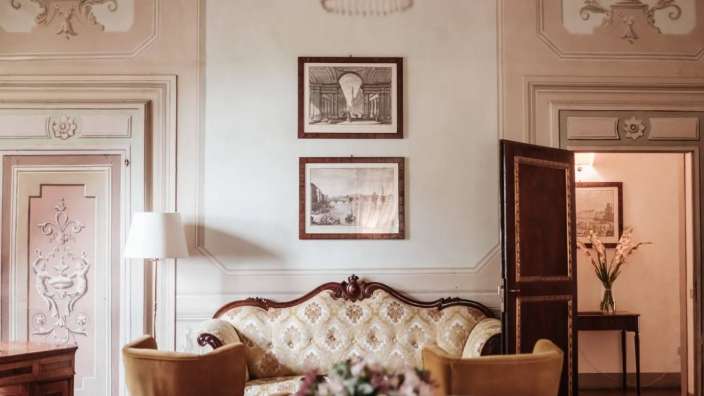 Ein Wohnzimmer mit einer Couch und zwei Bildern an der Wand