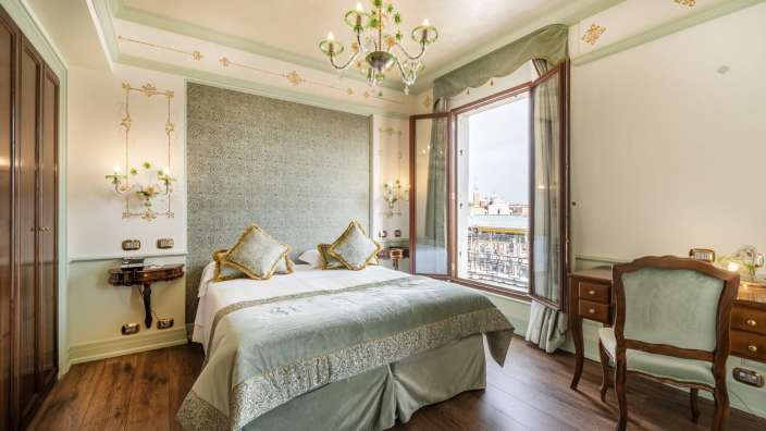 Ein Schlafzimmer mit einem Bett und einem Schreibtisch