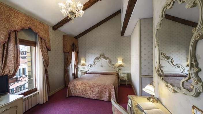 Ein Hotelzimmer mit einem Bett und einem Spiegel