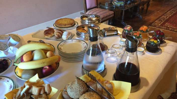 Ein Buffettisch mit vielen Speisen und Getränken
