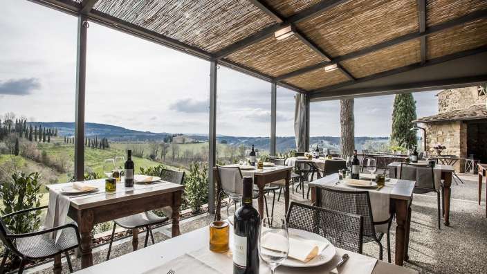 Eine Flasche Wein sitzt auf einem Tisch in einem Restaurant