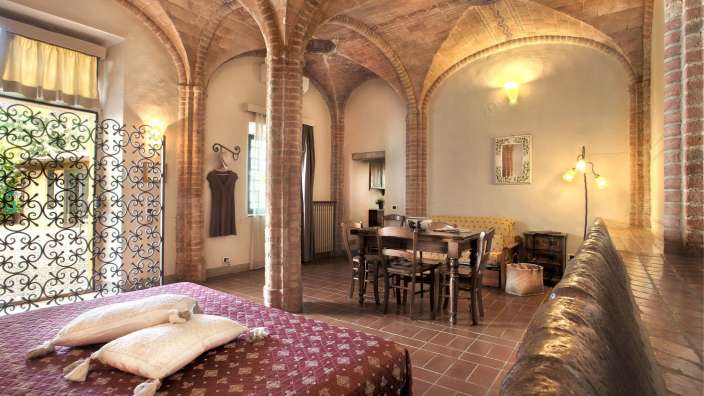 Ein Zimmer mit einem Bett und einem Tisch und Stühlen