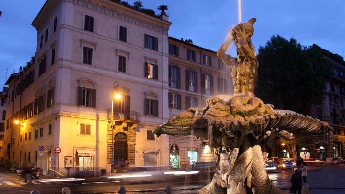 Eine Statue steht in der Mitte einer Stadtstraße