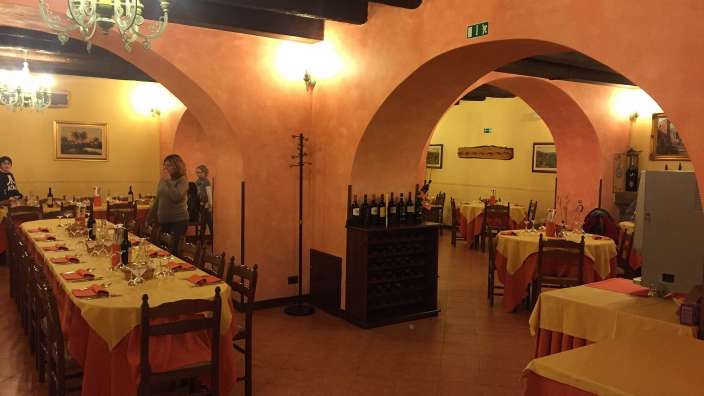 Eine Frau steht an einem Tisch in einem Restaurant