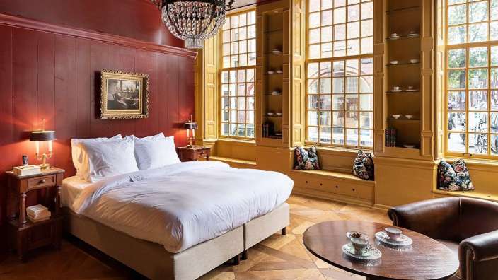 Ein Schlafzimmer mit einem Bett und einem Tisch