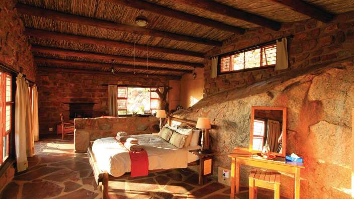 Ein Zimmer mit einem Bett und einem Spiegel