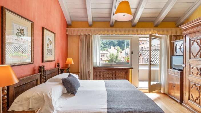 Ein Schlafzimmer mit einem Bett und einem Fernseher